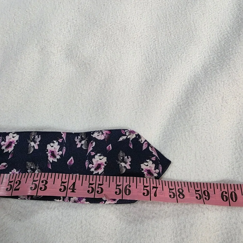 Express necktie features